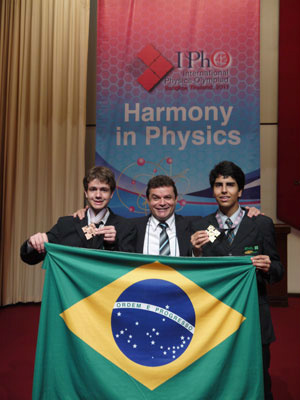 Gustavo Haddad durante premiação de olimpíadade física (Foto: Objetivo/ Divulgação)