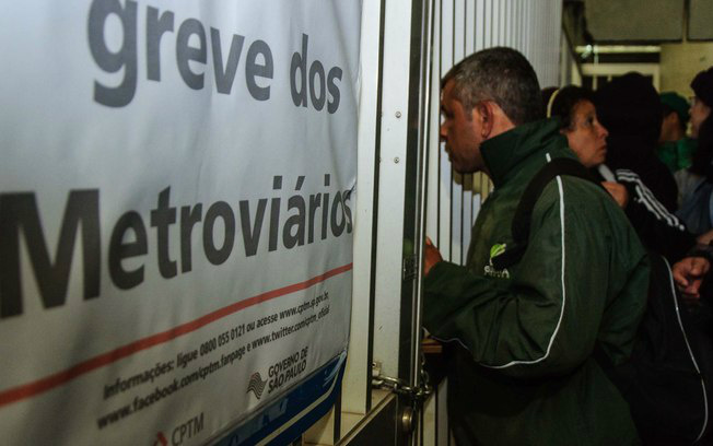 Com greve, três linhas de metrô em São Paulo amanhecem fechadas Com greve, três linhas de metrô em São Paulo amanhecem fechadas