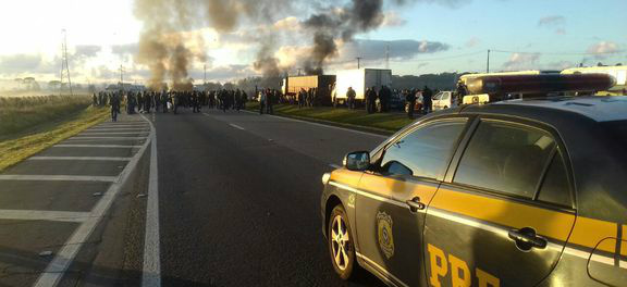Manifestantes bloqueiam a BR-277, na altura do quilômetro 69, em São José dos Pinhais, no ParanáFoto: Divulgação 