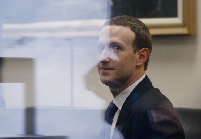 Mark Zuckerberg, CEO do Facebook, durante visita a parlamentares na véspera de audiências no Senado e na Câmara dos EUA. (Foto: Leah Millis/Reuters)