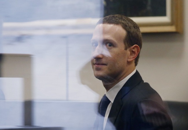 Entenda como as gigantes da internet sabem tudo sobre você Mark Zuckerberg, CEO do Facebook, durante visita a parlamentares na véspera de audiências no Senado e na Câmara dos EUA. (Foto: Leah Millis/Reuters)