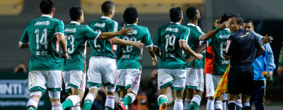 Jogadores do Palmeiras comemoram gol de Juninho no banco de reservas com Ricardo Gareca; equipe alviverde voltou a vencer após três meses e aliviou o momento de criseFoto: Leandro Martins / Futura Press