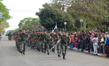 Semana da Pátria em Amambai tem programação definida 17º RC Mec no desfile de 7 de setembro de 2010.