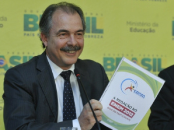 Ministério da Educação lança manual sobre redação do Enem Ministro da Educação, Aloizio Mercadante