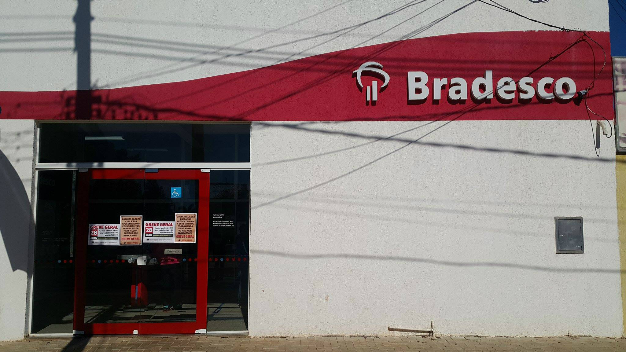 Em Amambai bancários e educadores aderem Greve Geral As agências bancárias de Amambai estão fechadas / Foto: Moreira Produções