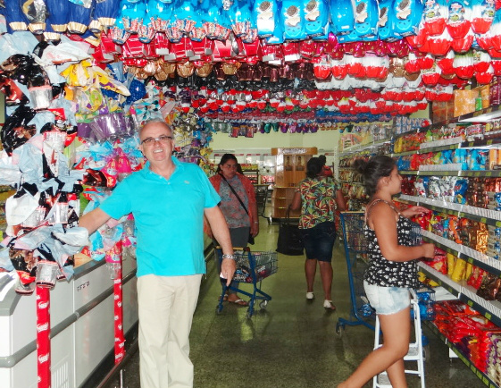 Páscoa: Comércio de Amambai aposta no final de semana para melhorar as vendas Sócio-proprietário do Supermercado Ki-Carne, Carlos Alberto Signori / Foto: Moreira Produções