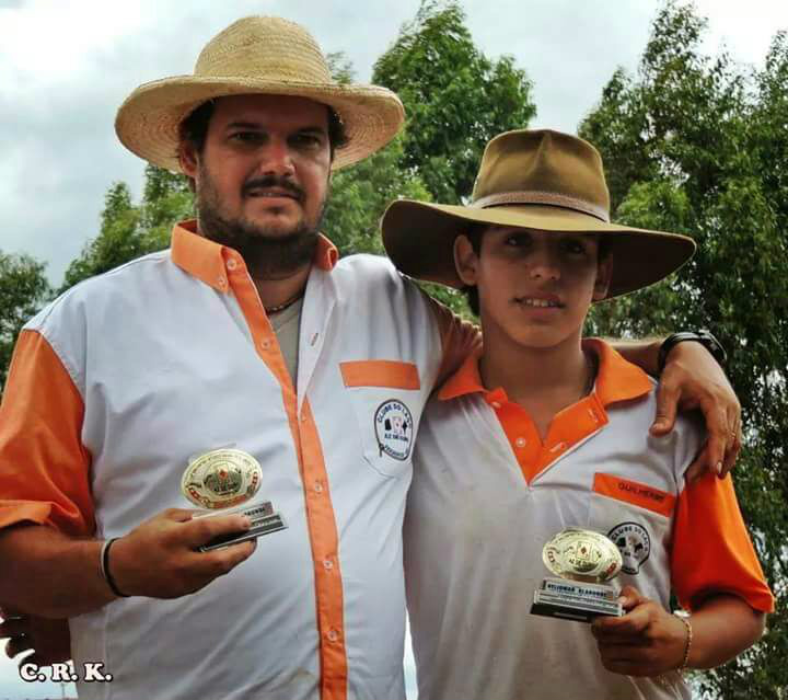Laço Comprido é tradição na família Brescovit Brandão Diogo e seu filho Guilherme recebendo premiação / Foto: Divulgação