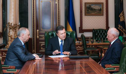 Presidente ucraniano Viktor Yanukovych (C) conversa com o primeiro-ministro Mykola Azarov (D) e com o porta-voz do Parlamento Volodymyr Rybak em Kiev em 23 de dezembro (POOL/AFP, ANDREI MOSIENKO)