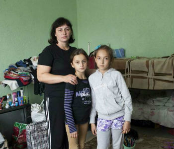 Mãe e filhas vivem em centro para refugiados. Foto: Acnur/E.Ziyatdinova