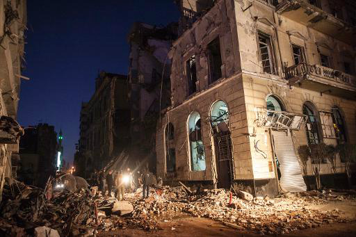 Rua destruída em cidade egípcia de Mansura após atentado com carro-bomba (AFP, MAHMOUD KHALED)