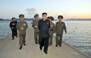 Kim Jong-Un visita mausoléu do pai