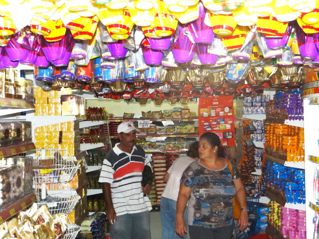 Páscoa: Comércio de Amambai aposta no final de semana para melhorar as vendas A venda de ovos de chocolate acontece em ritmo lento em Amambai / Foto: Moreira Produções