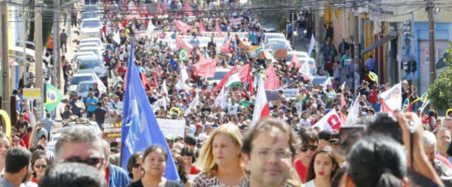 PM estima 30 mil e organizadores falam de 60 mil nas ruas da Capital Manifestantes fecharam 6 quadras da Afonso Pena / Fotos: Cleber Gellio
