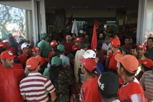 MST ocupa Ministério da Fazenda e pede pressa na reforma agrária
