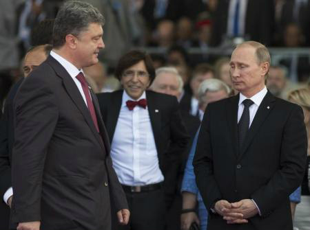 Presidente da Ucrânia, Pertro Proshenko, e presidente russo Vladimir Putin fotografados durante cerimônia em homenagem ao 70º aniversário do Dia D, em Ouistreham, na França. 6/07/2014. 