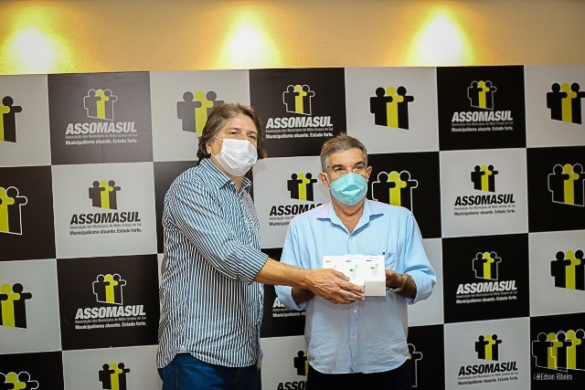 Caravina entrega aparelho ao prefeito de Maracaju, Maurílio Azambuja./ Fotos: Edfon Ribeiro