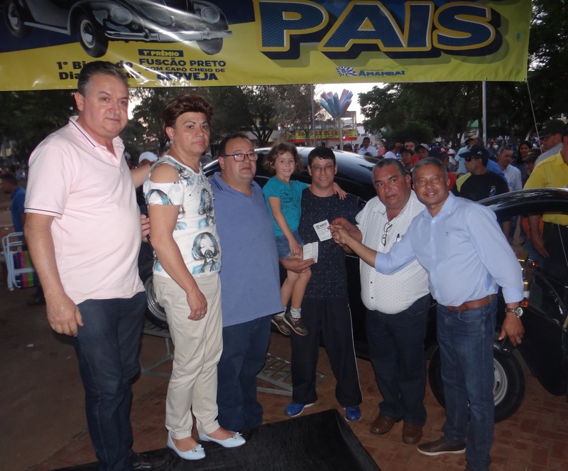 Fabiano recebeu as chaves do Fusca das mãos do prefeito de Amambai, dr. Bandeira; do vice, Valter Brito; dos vereadores Darci e Ilzo e do secretário de gestão, Jauro Moretto / Foto: Moreira Produções