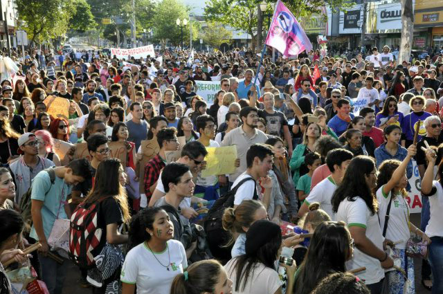 Manifestantes ocuparam a avenida Marcelino PiresFoto: Hedio Fazan