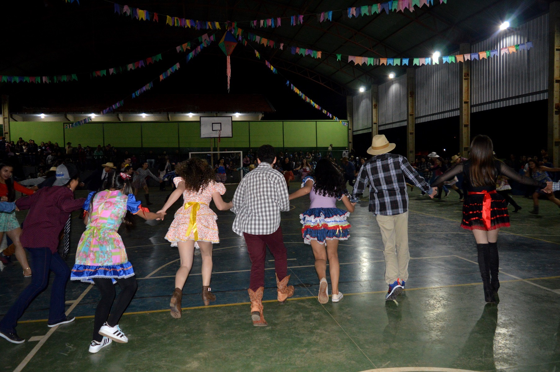 Festa Caipira do Vespa reuniu centenas de pessoas em Amambai Alunos dançando a quadrilha / Foto: Moreira Produções.