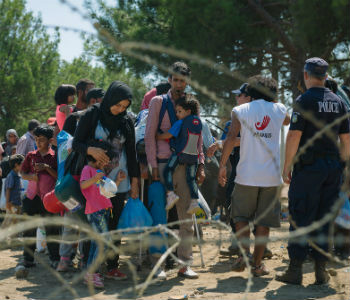Acnur quer que a Europa crie centros de processamento de pedidos de asilo Refugiados esperam cadastro na fronteira entre Macedônia e Grécia. Foto: UNICEF/Gjorgji Klincarov