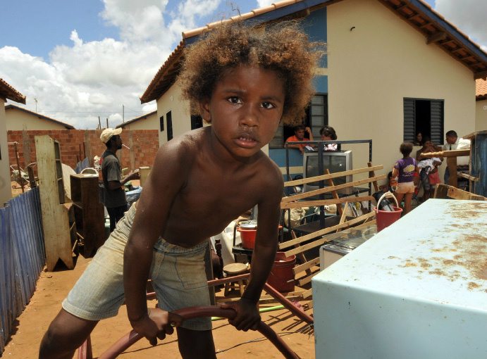 MS ainda precisa de 70 mil residência Foto: GERSON OLIVEIRA/CORREIO DO ESTADODrama. Um dos quatro filhos da diarista Valéria brinca nos pertences da família durante desocupação.