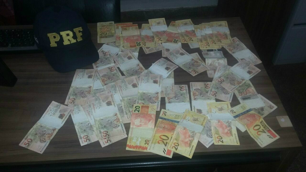 Candidato a vereador é flagrado distribuindo dinheiro para população em Dourados Candidato a vereador é flagrado distribuindo dinheiro para população em Dourados