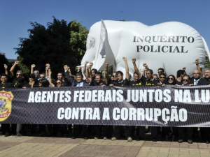 Servidores da Polícia Federal marcham em Brasília