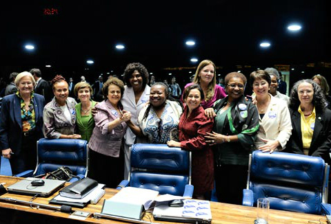 Trabalhadoras domésticas comemoram com senadoras e deputadas a aprovação da PEC
