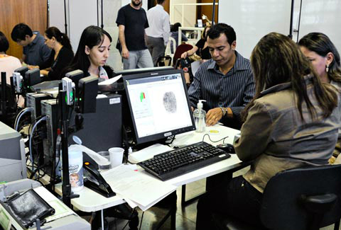 Justiça Eleitoral já recadastrou 8,7 milhões de brasileiros Durante o recadastramento, a Justiça colhe as impressões digitais de todos os dedos do eleitor