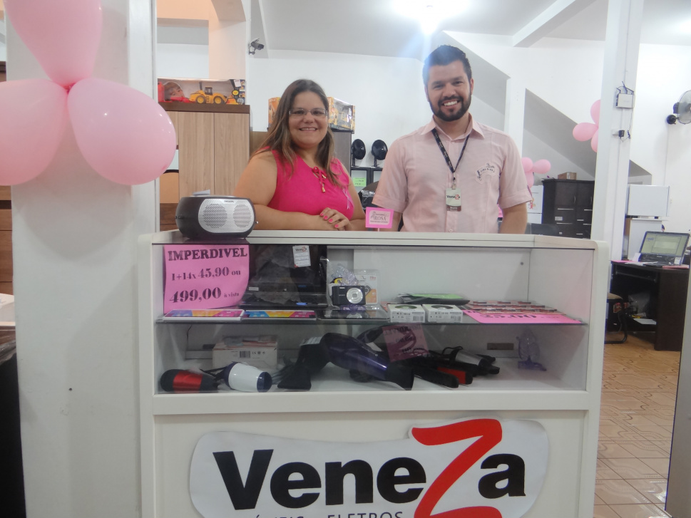 Lojas Veneza de Amambai participa da campanha Outubro Rosa Loja está enfeitada para receber os clientes / Foto: Moreira Produções