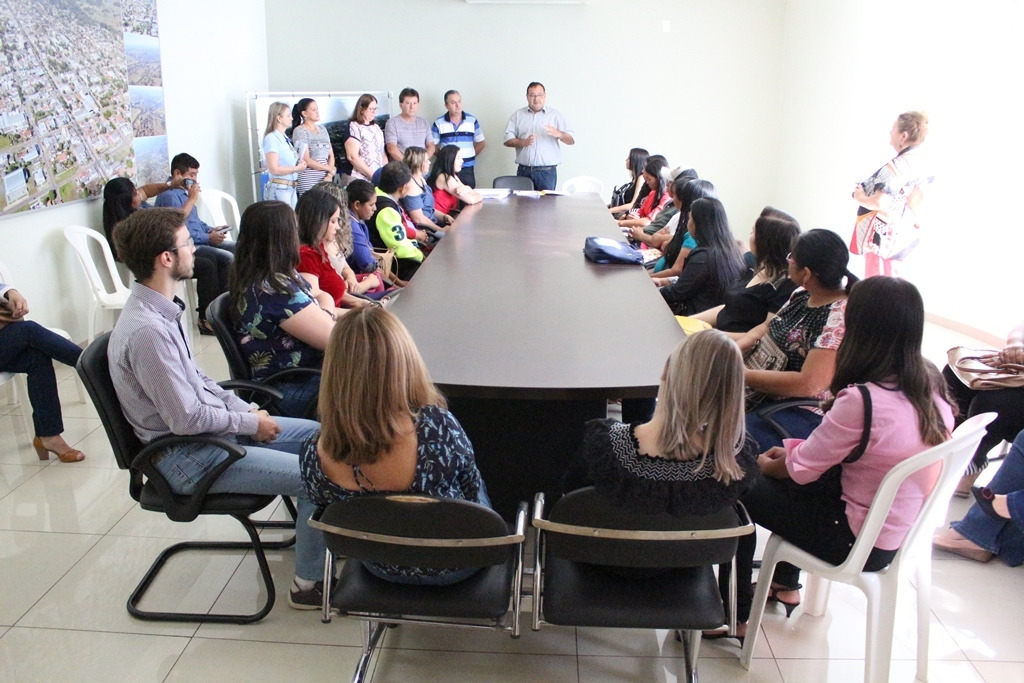 Prefeitura de Amambai dá posse para servidores concursados em 2015; veja relação O ato de posse foi feito pelo prefeito Dr. Bandeira, nessa segunda-feira (13) / Foto: Robson Fritzen/Decom