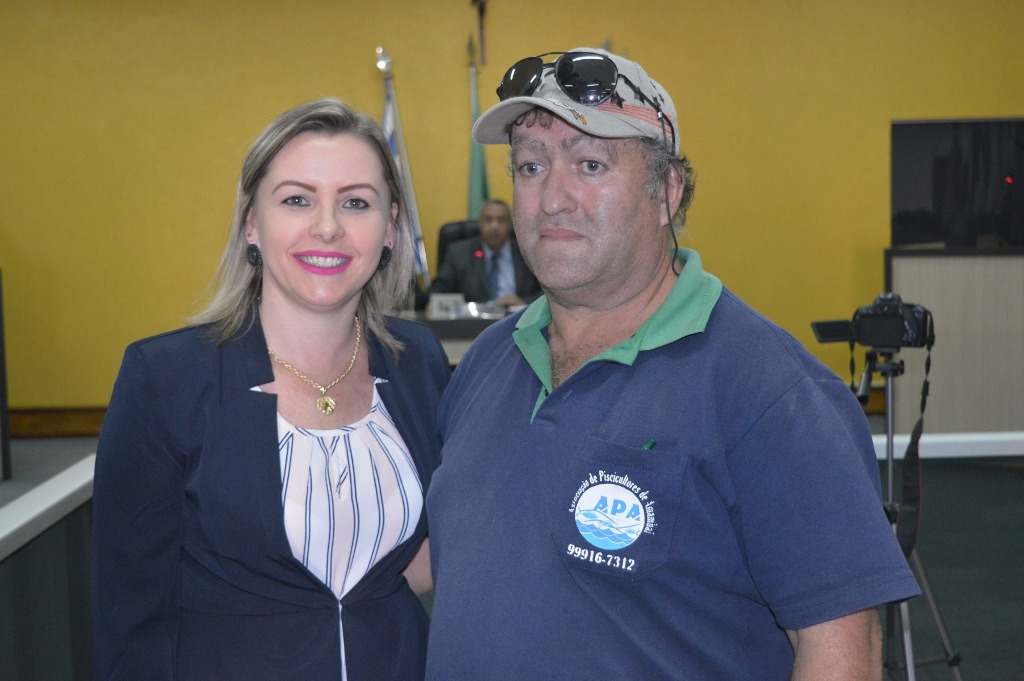 E/D-= Vereadora Janete e o presidente da APA, Sérgio Nunes, que esteve acompanhando na sessão a tramitação da proposição. Foto: Moreira Produções
