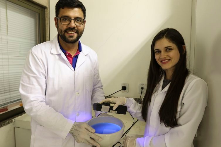 UnB cria biofertilizante que aumenta produtividade Pesquisadores da UnB desenvolvem biofertilizante - Marcello Casal Jr / Agência Brasil