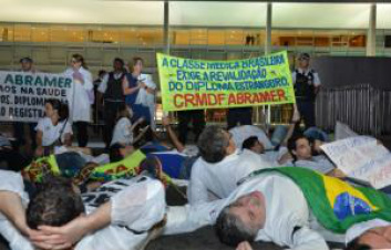 Médicos organizam protestos em pelo menos 13 estados Médicos protestaram em Brasília (Valter Campanato/ABr)