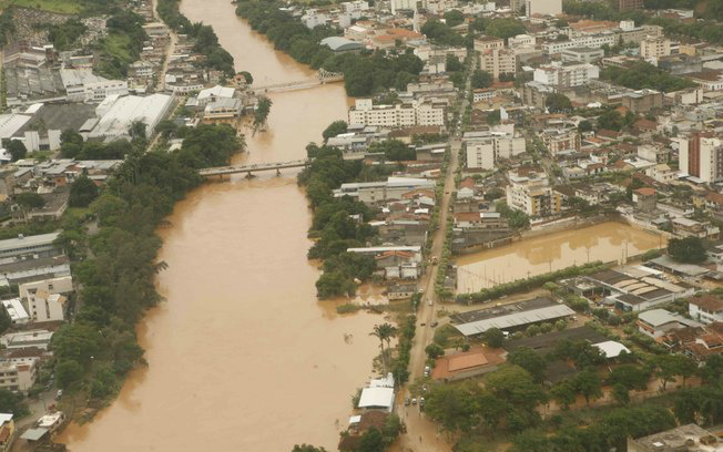 Em Minas, já há 17 mortos na lista da Defesa Civil A quantidade de pessoas desalojadas subiu para 3.410 e a de desabrigados, 744