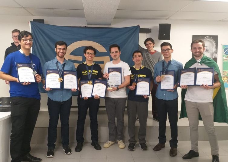 Equipe brasileira vencedora do Troféu de Melhor Equipe do Mundo, na Olimpíada Internacional de Economia - Roberta Abrahão