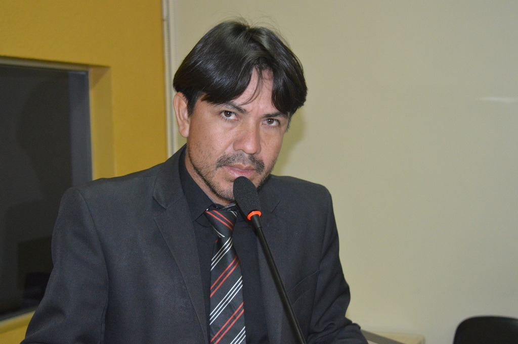 Ismael cobra da Energisa troca das redes que atendem escolas na aldeia Amambai Vereador de Amambai, Ismael Guarani Kaiowá (PMDB) / Foto: Moreira Produções