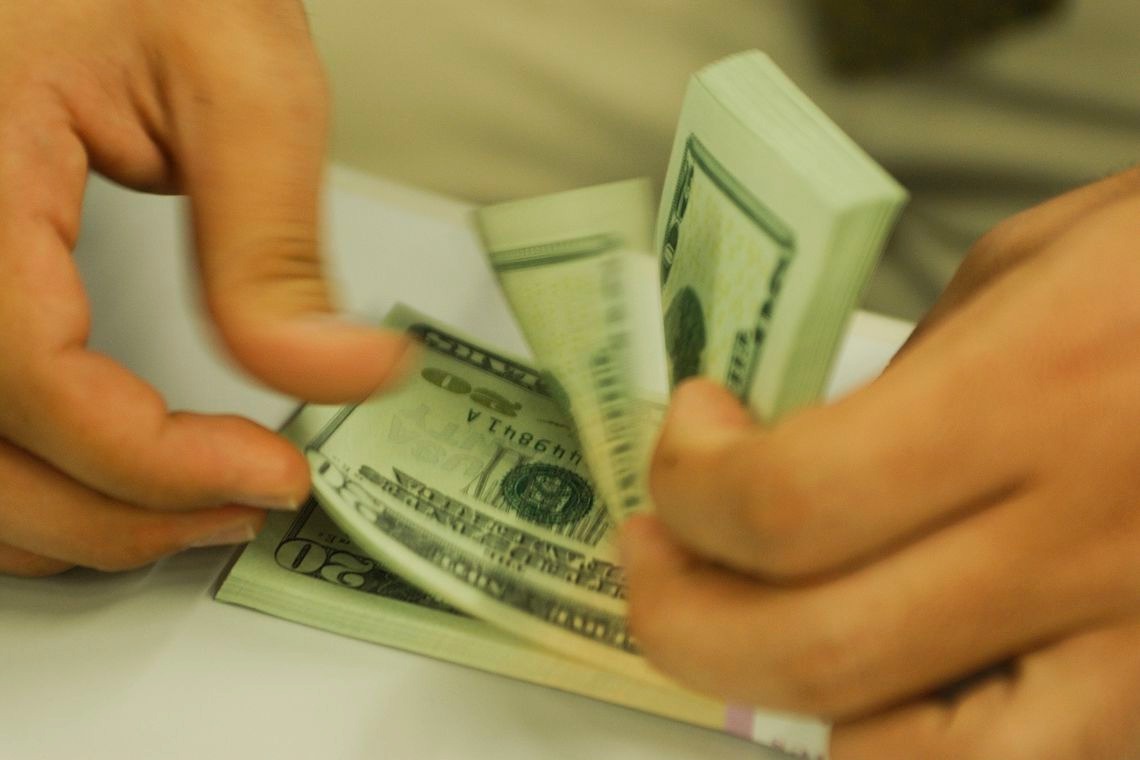 Após eleições na Argentina, dólar aproxima-se de R$ 4 Após eleições na Argentina, dólar aproxima-se de R$ 4