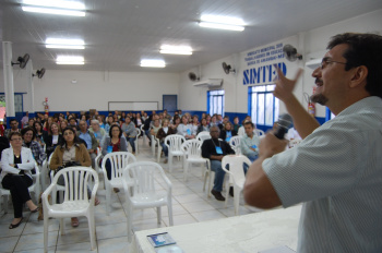 Deputado Pedro Kemp (PT), durante palestra no seminarioFoto: Moreira Produções 