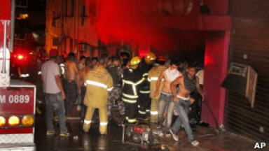 Dez assuntos que puseram o Brasil nas manchetes internacionais em 2013 A morte de mais de 200 jovens causou comoção e abriu um debate sobre a segurança em boates