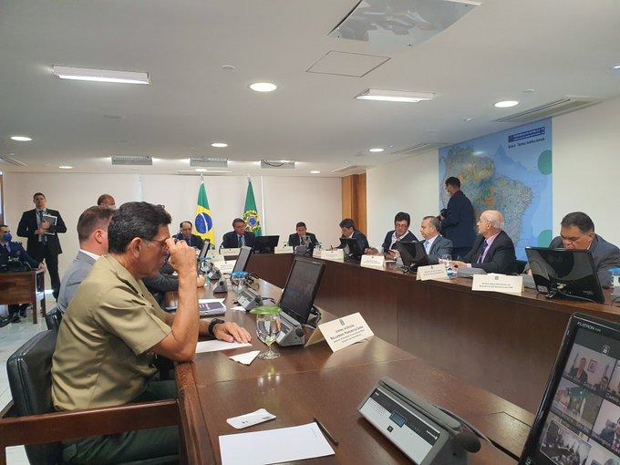 Bolsonaro anuncia suspensão de dívidas e ajuda financeira a estados