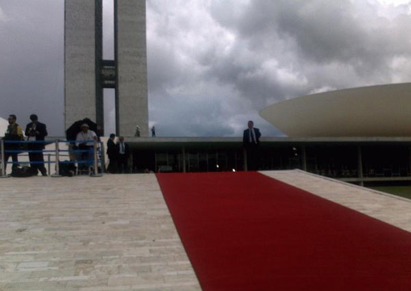 Tapete vermelho é colocado em rampa no Congresso
