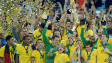 Dez assuntos que puseram o Brasil nas manchetes internacionais em 2013 Tom nacionalista dos protestos foi sentido nos estádios na hora do Hino Nacional