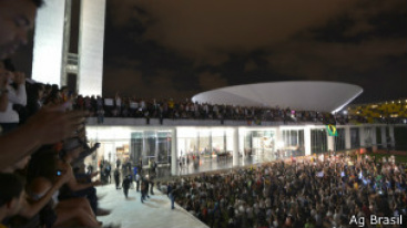 Dez assuntos que puseram o Brasil nas manchetes internacionais em 2013 As autoridades se viram acuadas pelos protestos e a popularidade dos políticos ruiu rapidamente