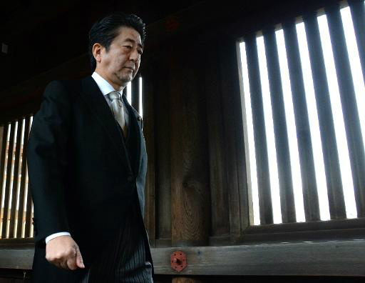 Shinzo Abe visita o polêmico santuário Yasukuni, em Tóquio, no dia 26 de dezembro de 2013, em um movimento que Pequim condenou como absolutamente inaceitável (AFP, Toru Yamanaka)