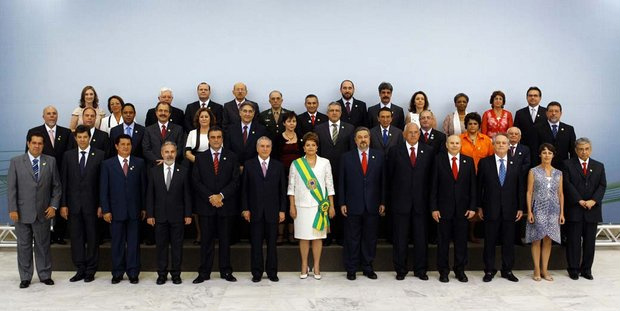 A presidente eleita Dilma Rousseff posa com seus ministros para foto oficial durante solenidade de posse realizada no Palácio do Planalto, em Brasília