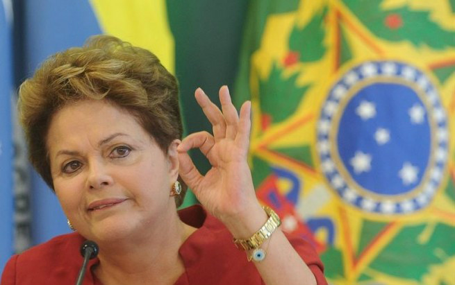 Com crise repercutindo no exterior, Dilma dá entrevista a jornais de seis países Com crise repercutindo no exterior, Dilma dá entrevista a jornais de seis países