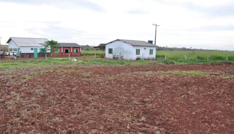 MPF investiga contaminação por agrotóxicos em comunidade indígena em MS Escola fica ao lado da plantação e até mesmo crianças de 5 anos passaram mal. (Foto: MPF-MS)