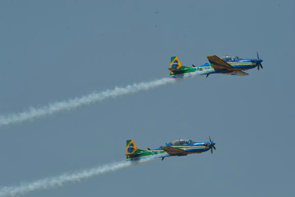 Esquadrilha da Fumaça pinta "Somos todos Brasil" no céu de Brasília Esquadrilha da Fumaça volta ao céu de Brasília com os novos aviões A 29 Super Tucano - Marcello Casal Jr/Agência Brasil