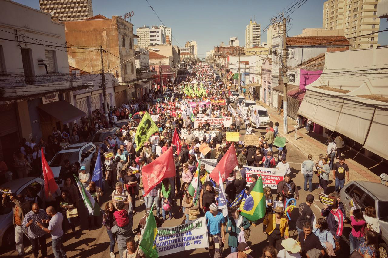 Greve em MS leva mais de 70 mil pessoas para as ruas de Campo Grande